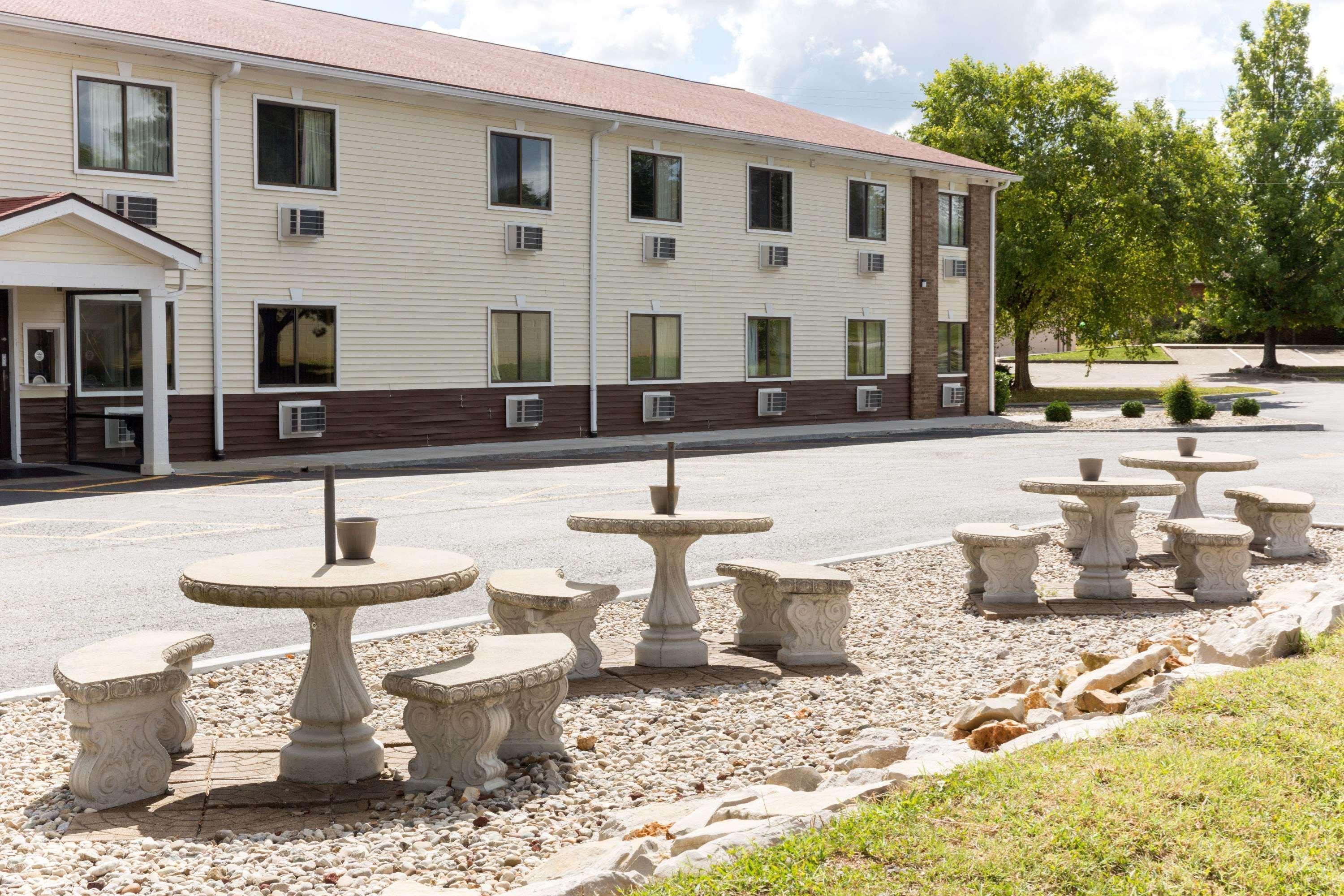 Hotel Super 8 By Wyndham Radcliff Ft. Knox Area Exterior foto